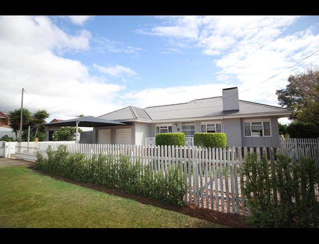 4 BEDROOM HOUSE FOR SALE IN HARTENBOS CENTRAL